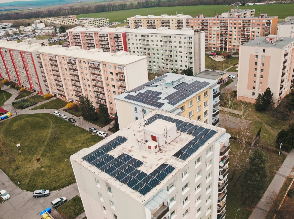 Solární panely na bytovém domě