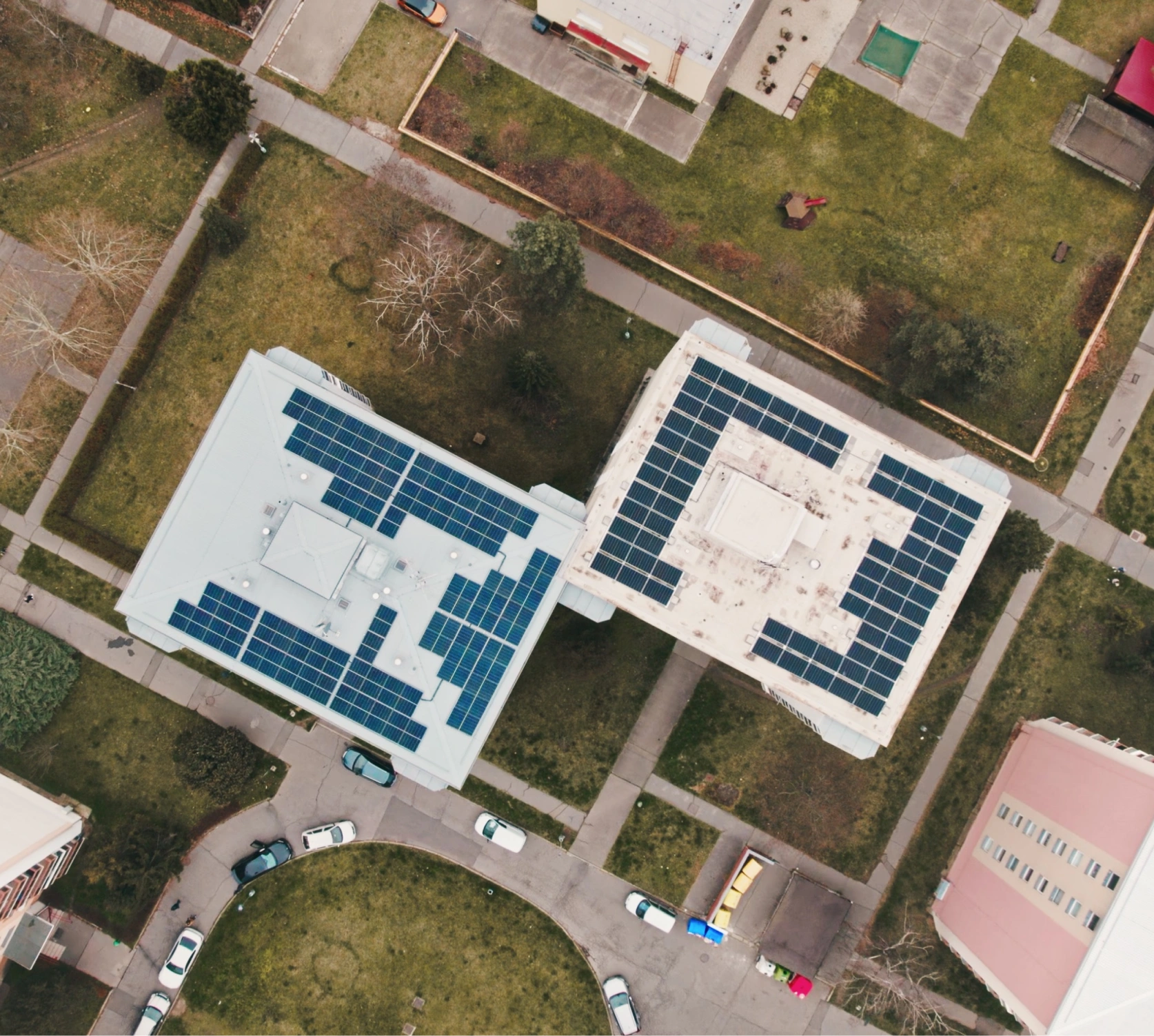 Instalace fotovoltaických panelů na střechách dvou panelových domů