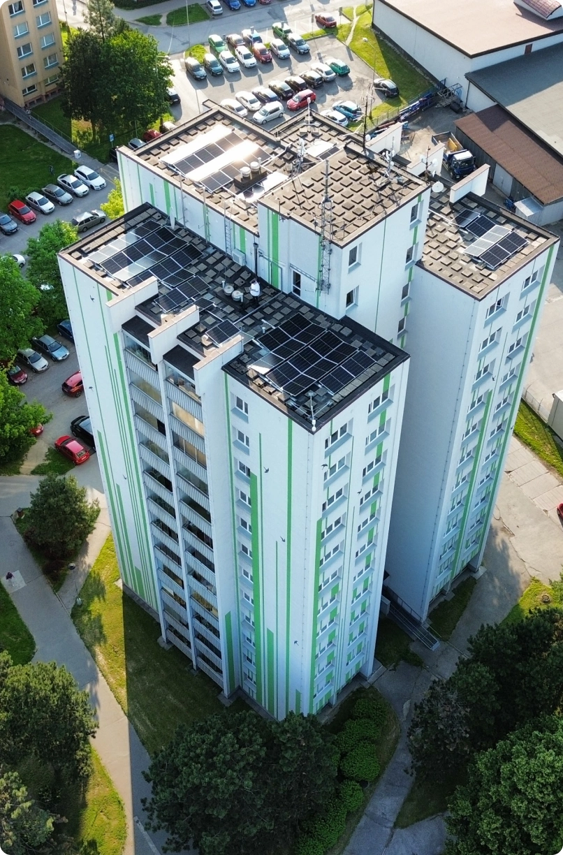 Instalace fotovoltaických panelů na střeše vysokého bytového domu v Orlové