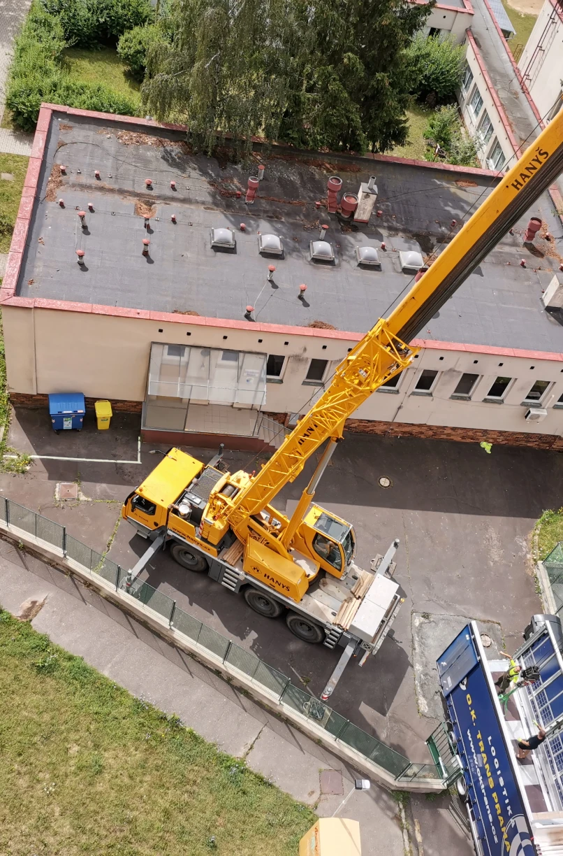 Jeřáb při instalaci fotovoltaiky v bytovém domě Praha Liškova